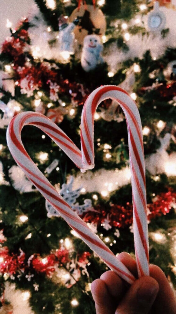 “Holiday Cheer: Candy Cane Heart Wallpaper with Christmas Tree Decor”