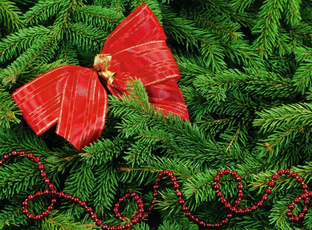 Festive Holiday Wallpaper: Cheerful Christmas Decor in 1600x1180