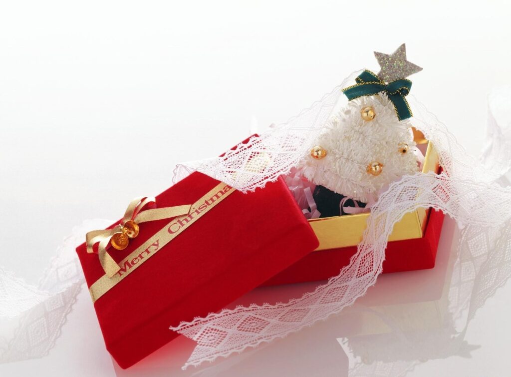Festive Holiday Wallpaper: Christmas Tree & Gift Box Scene