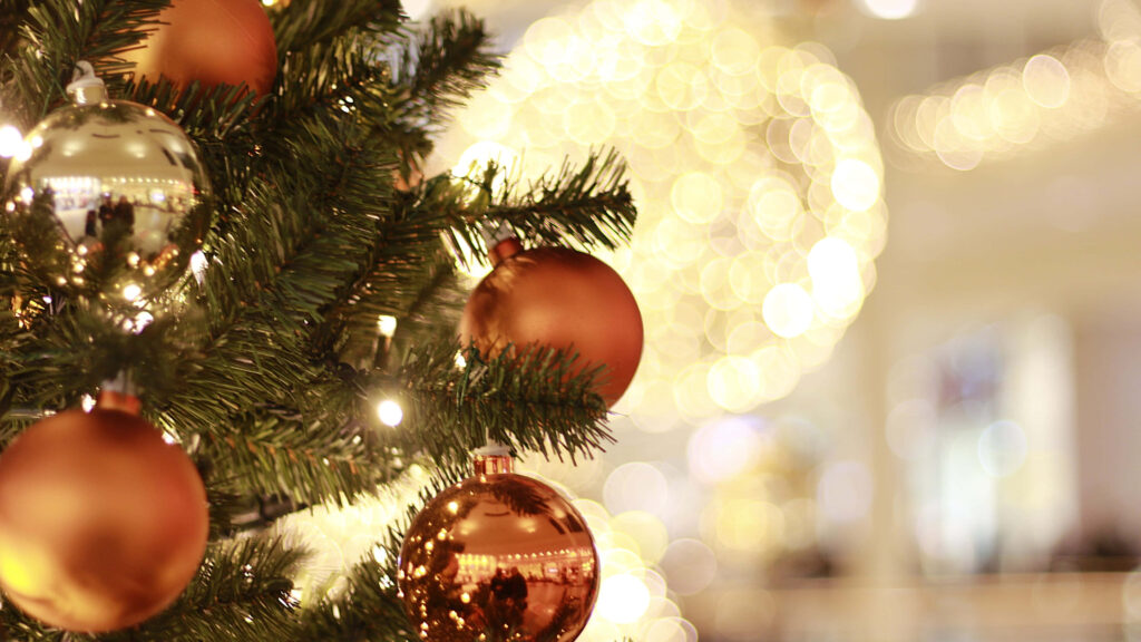 Festive Holiday Wallpaper: Close-Up of Christmas Tree & Shimmering Ornaments