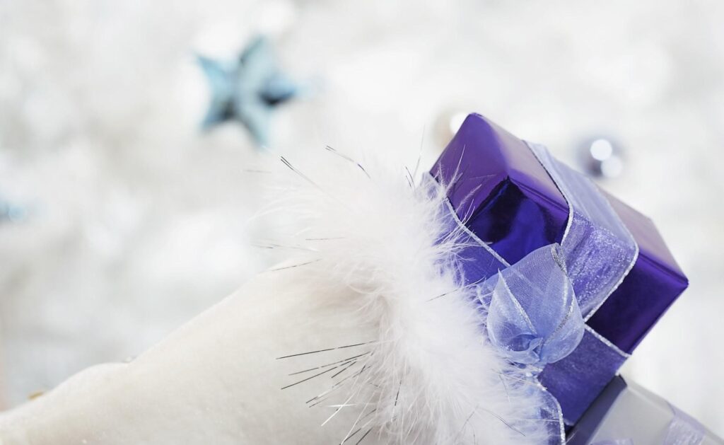 Festive Holiday Wallpaper: Purple Gift Box & Dreamy Atmosphere