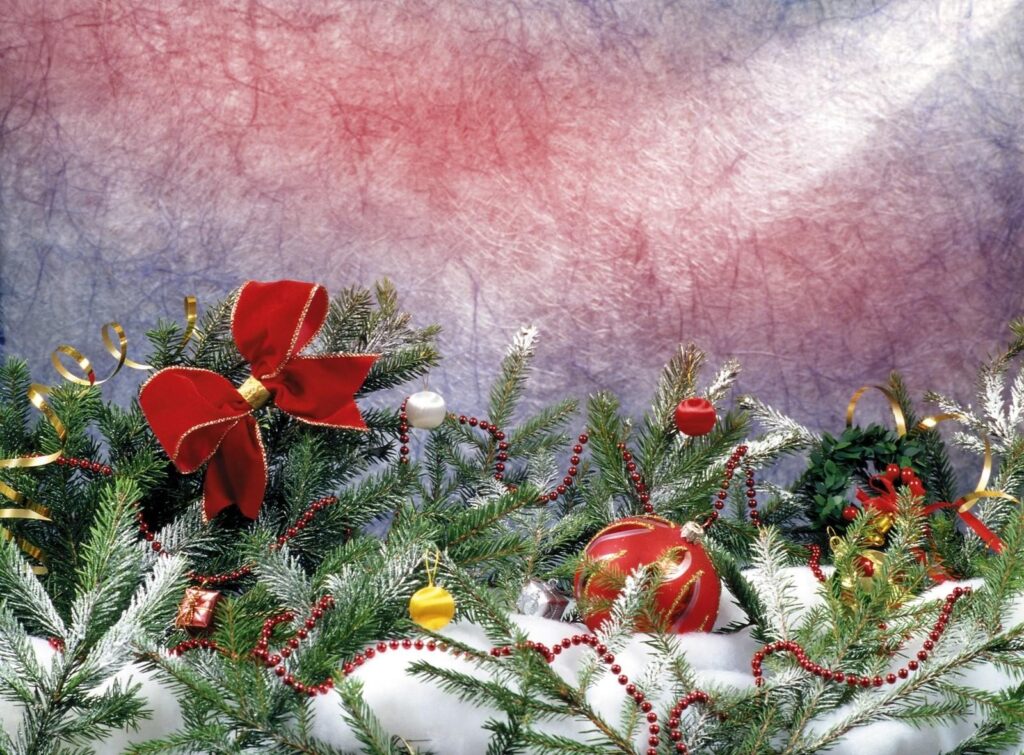 Cheerful Holiday Wallpaper: Snowy Fir Needles & Festive Ornaments