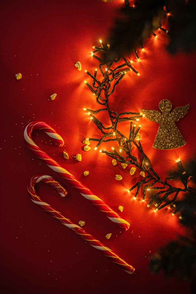 Festive Holiday Wallpaper: Vibrant Garland & Candy Canes