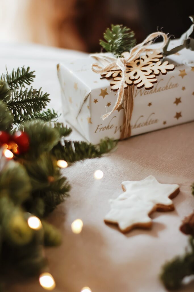 Festive Holiday Wallpaper: Gift Box, Snowflake & Cozy Decorations