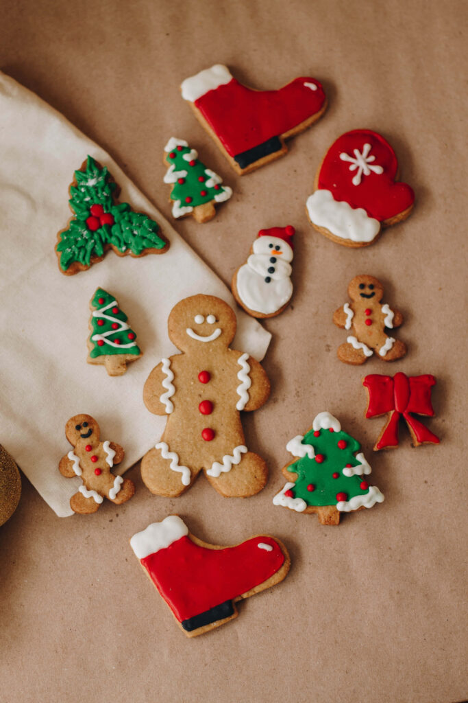 Holiday Cookies Wallpaper: Cheerful Gingerbread & Christmas Decor