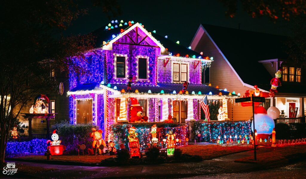 Festive House Wallpaper: Colorful Garlands & Joyful Holiday Lights