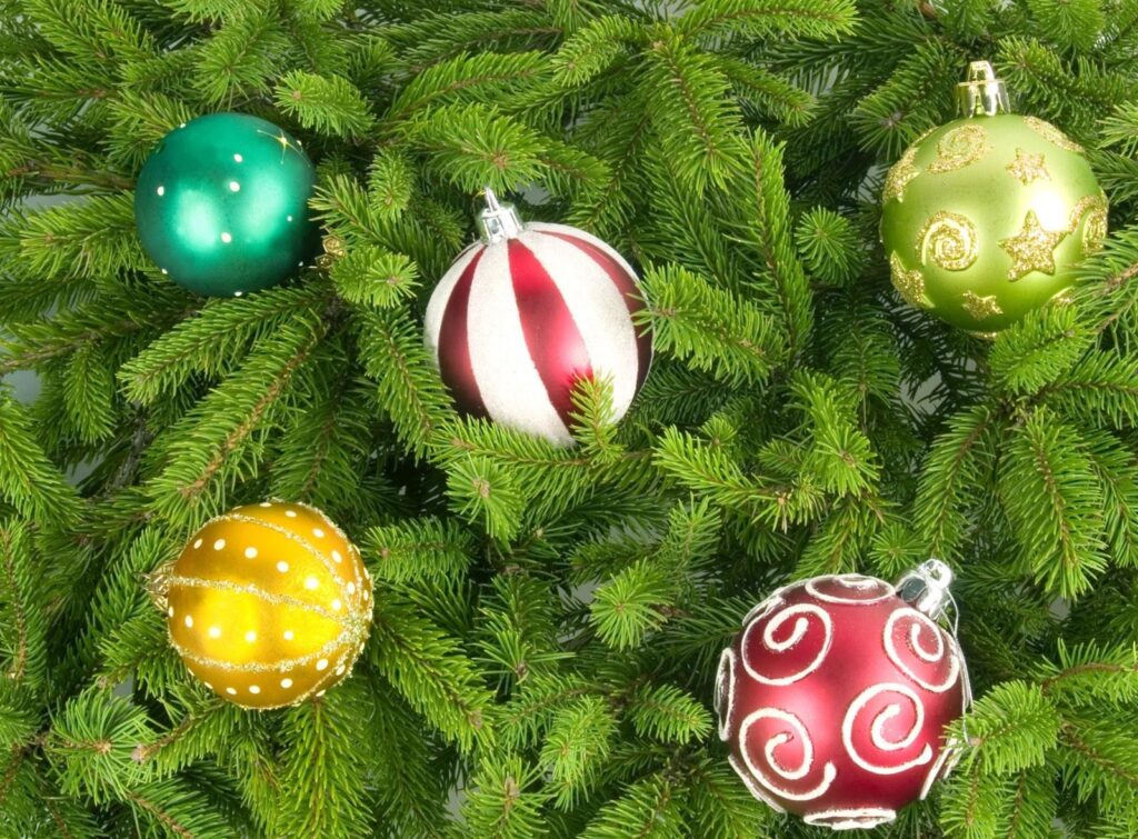 Vibrant Christmas Tree Wallpaper: Colorful Ornaments & Holiday Spirit