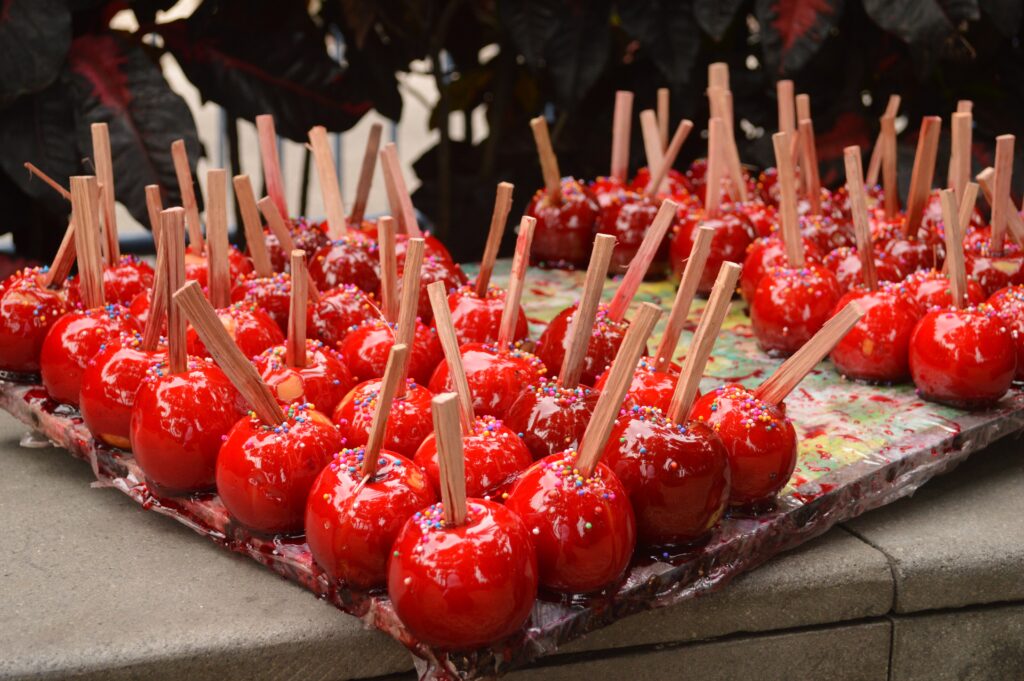 Vibrant Red Caramel Apples Wallpaper - Festive & Tasty Charm