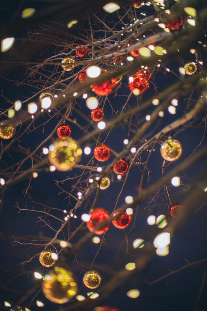 Festive Red and Gold Ornament Tree Wallpaper - Warm Holiday Ambiance