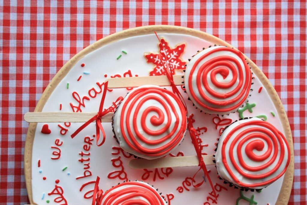 Festive Red & White Cupcake Pattern on Gingham Holiday Wallpaper