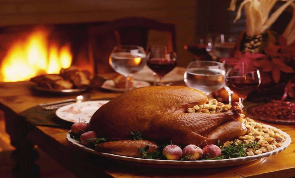 Festive Turkey Feast Wallpaper – Cozy Holiday Dining Ambiance