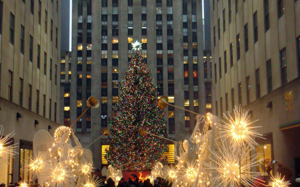 Festive Rockefeller Center Wallpaper: Christmas Tree & Glowing Angels