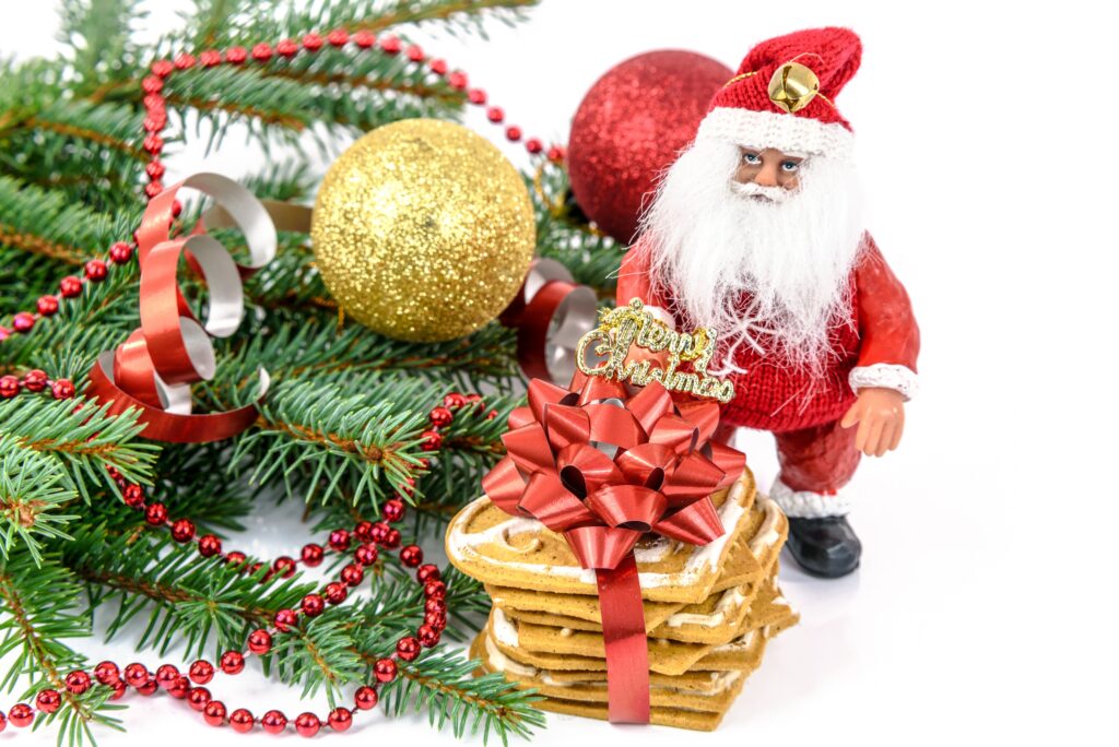 Festive Christmas Wallpaper: Santa, Tree & Gingerbread Joy