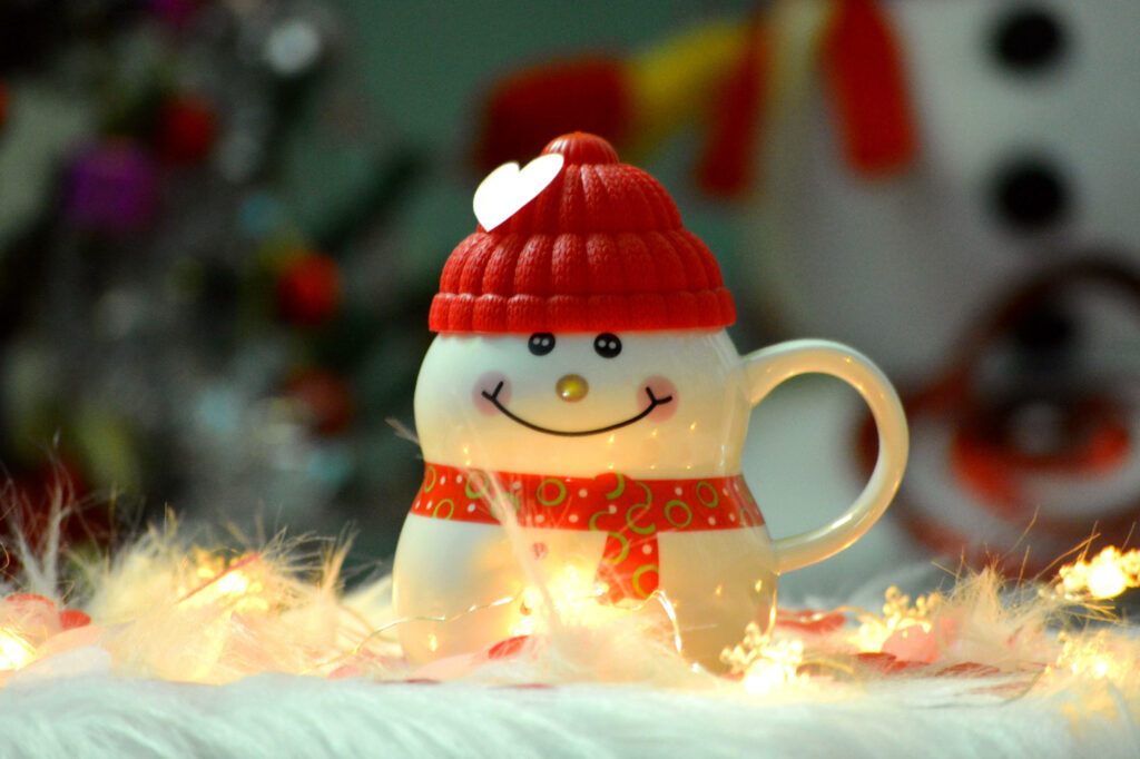 Cheerful Snowman Mug Wallpaper: Warm Holiday Spirit & Lights