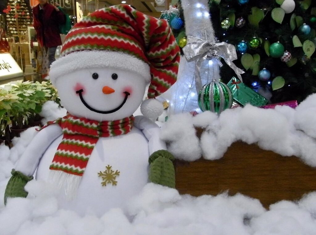 Cheerful Snowman Wallpaper: Festive Christmas & New Year Background