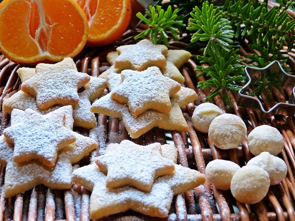 Festive Wallpaper: Star-Shaped Cookies, Macadamia Nuts & Oranges