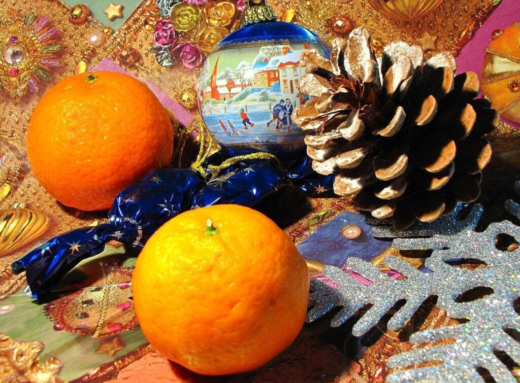 Vibrant 1600x1180 Holiday Wallpaper: Tangerines & Festive Cheer
