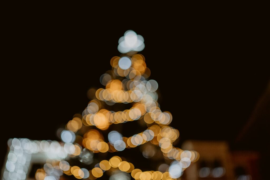 Festive Tree Bokeh Wallpaper: Twinkling Lights & Holiday Ambiance