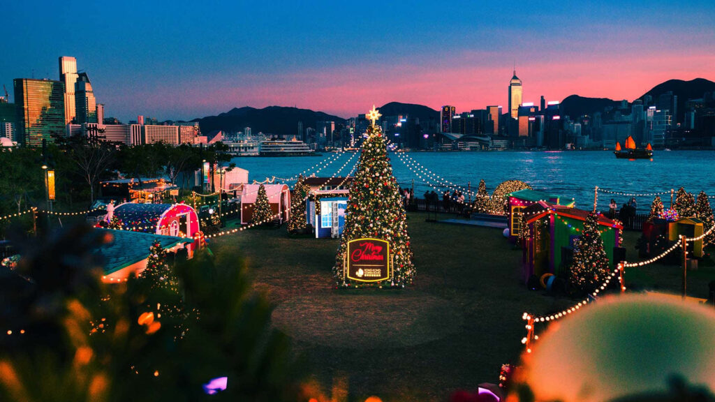Festive Village Christmas Wallpaper: Lights, Tree & Sunset Skyline