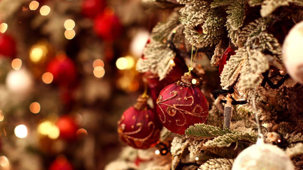 Festive Christmas Tree Wallpaper: Twinkling Lights & Holiday Spirit