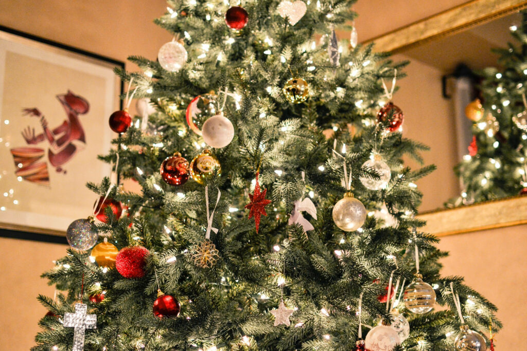 Festive Christmas Tree Wallpaper: Sparkling Ornaments & Twinkling Lights