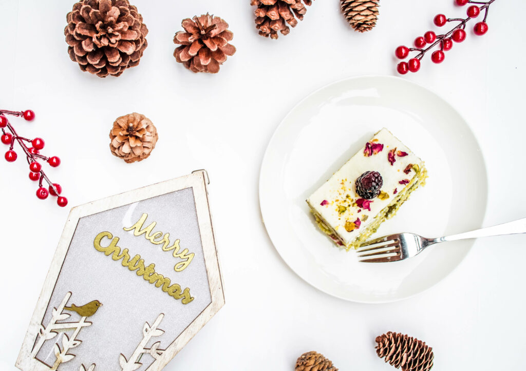 Festive Wallpaper: Cake with Cranberries & Christmas Decor
