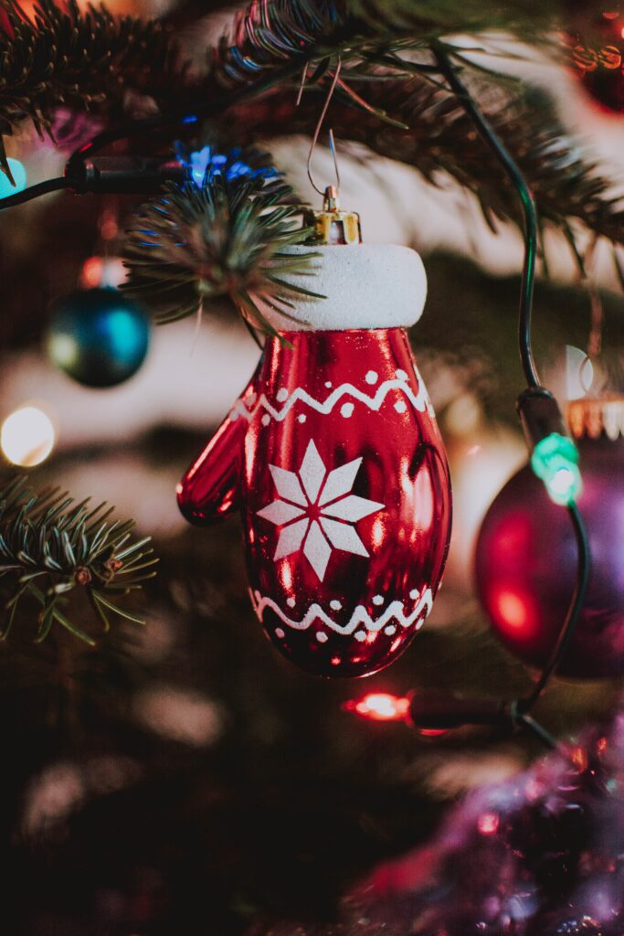 Festive Mitten Ornament Wallpaper: Joyful Holiday Decor