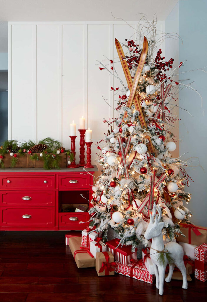 Festive Christmas Tree Wallpaper with Red & White Ornaments