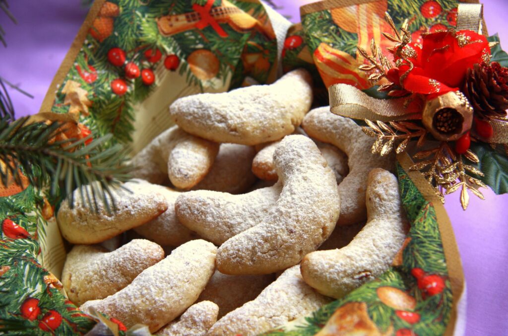 Christmas Wallpaper: Crescent Cookies, Pine Branches & Red Berries