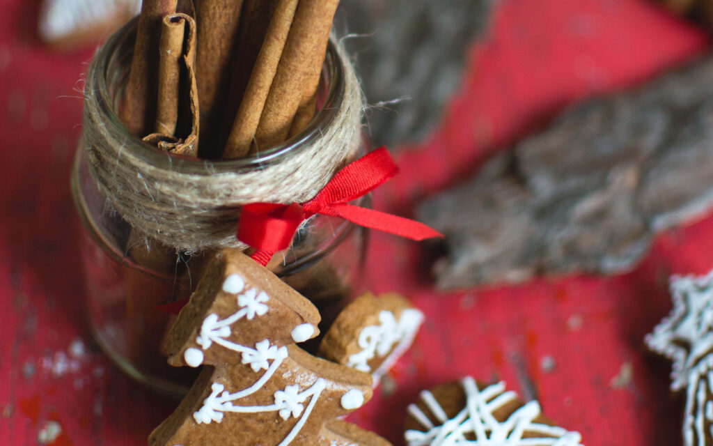 Festive Gingerbread Cookies & Cinnamon Sticks: Warm Holiday Wallpaper