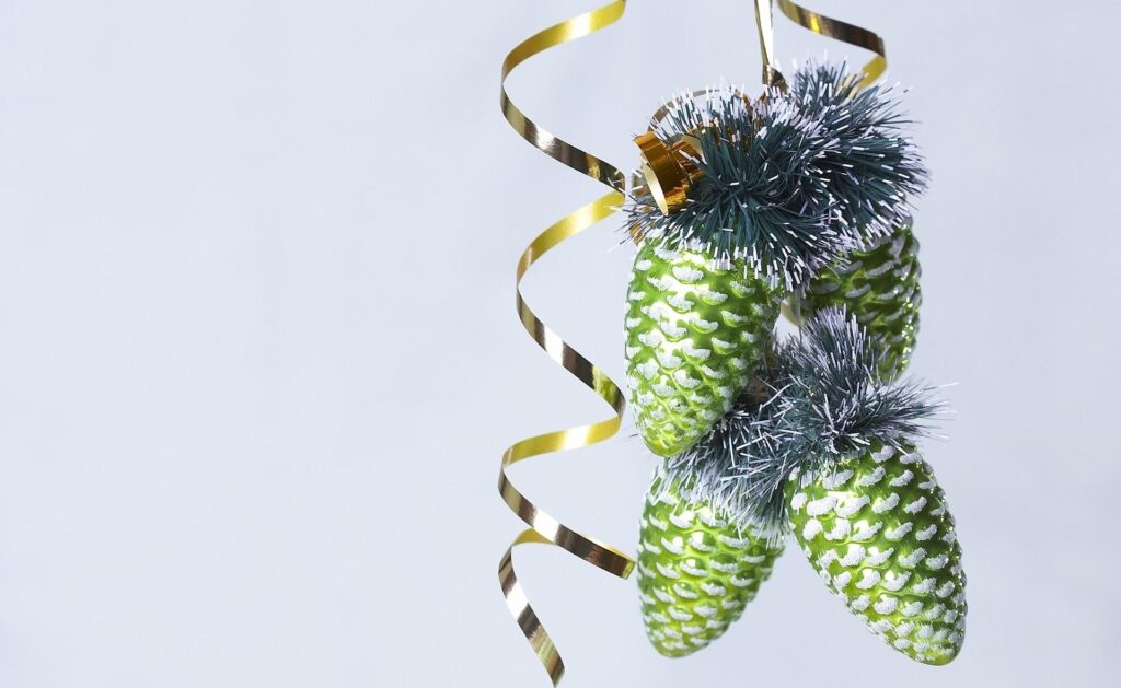 Elegant Holiday Wallpaper: Pine Cones, Tinsel & Gold Ribbon