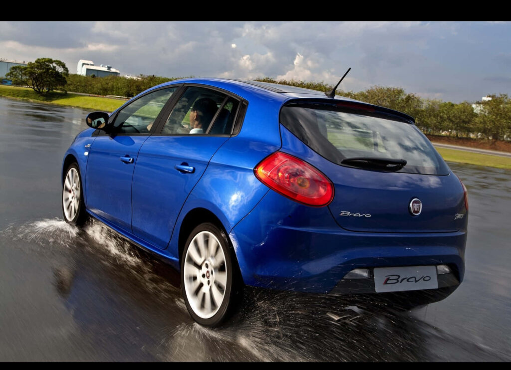 Fiat Bravo Wallpaper: Stylish Blue Car in Dynamic Outdoor Setting