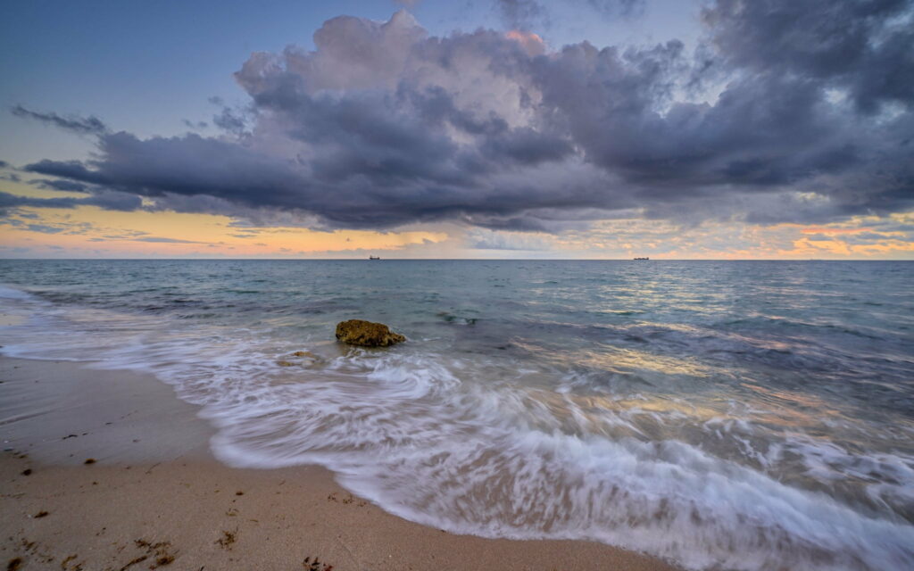Florida Paradise: A Captivating Beachscape of the USA Wallpaper