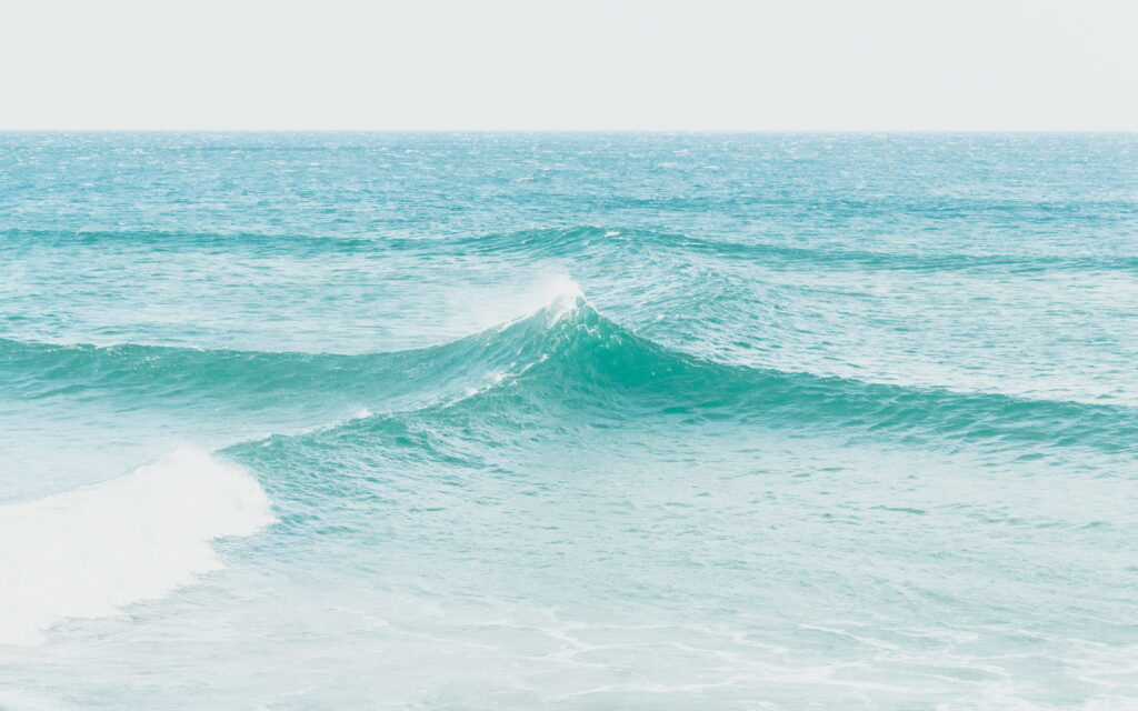 Dynamic Ocean Waves: Captivating HD Wallpaper with a Serene Seascape