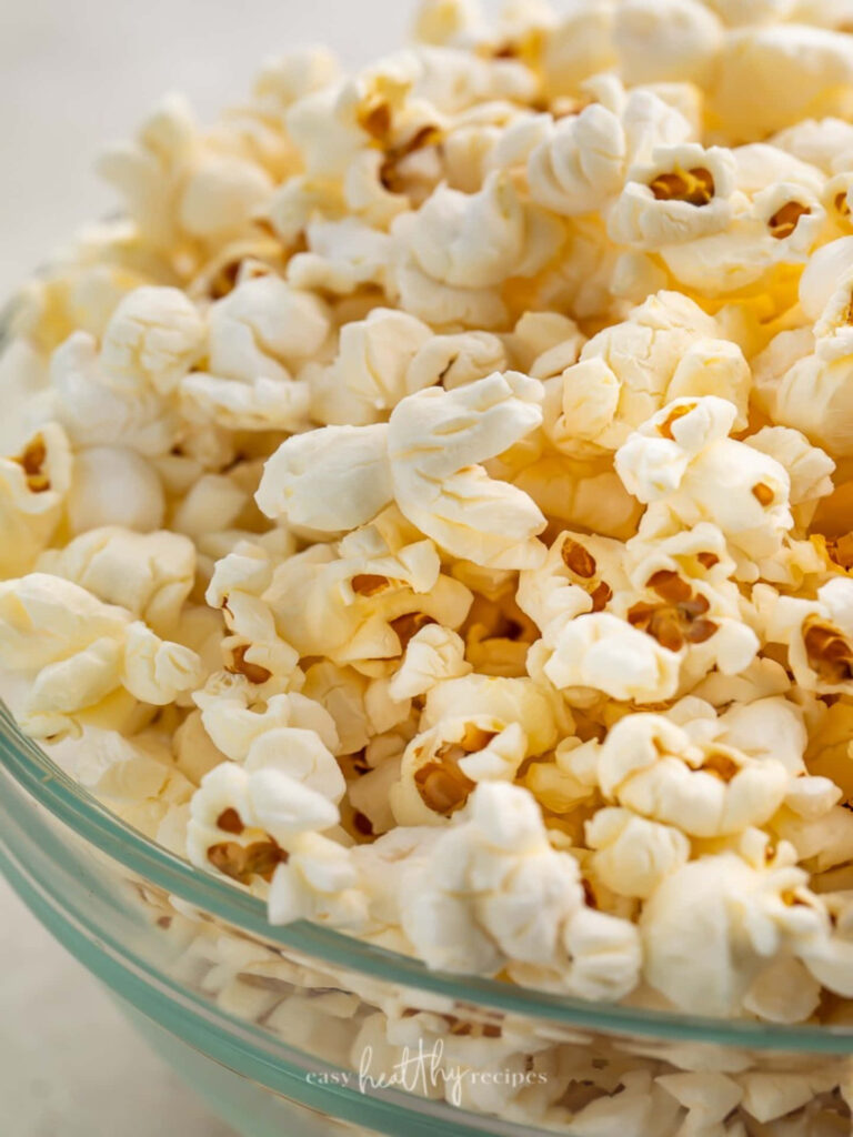 Fluffy Golden Popcorn Close-Up: Perfect Movie Night Wallpaper