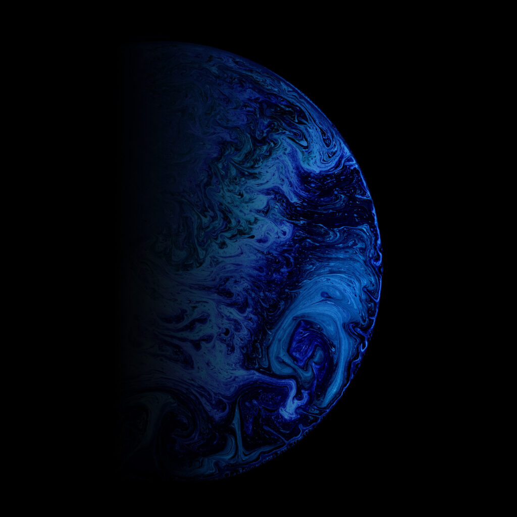 Mesmerizing Fluid Art Wallpaper: Spherical Design on Black Background