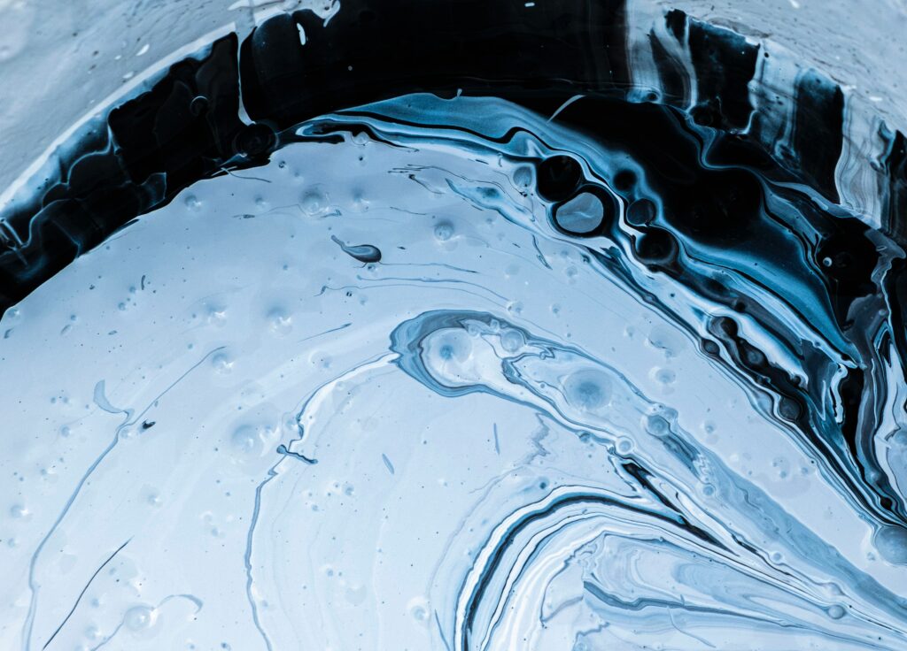 Dynamic Fluid Art Wallpaper in Blue and Black - Captivating Background