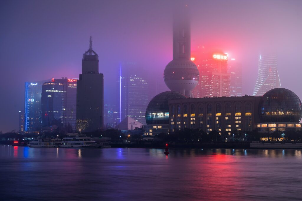 Foggy Night Cityscape Wallpaper: Serene Neon Lights & Reflection