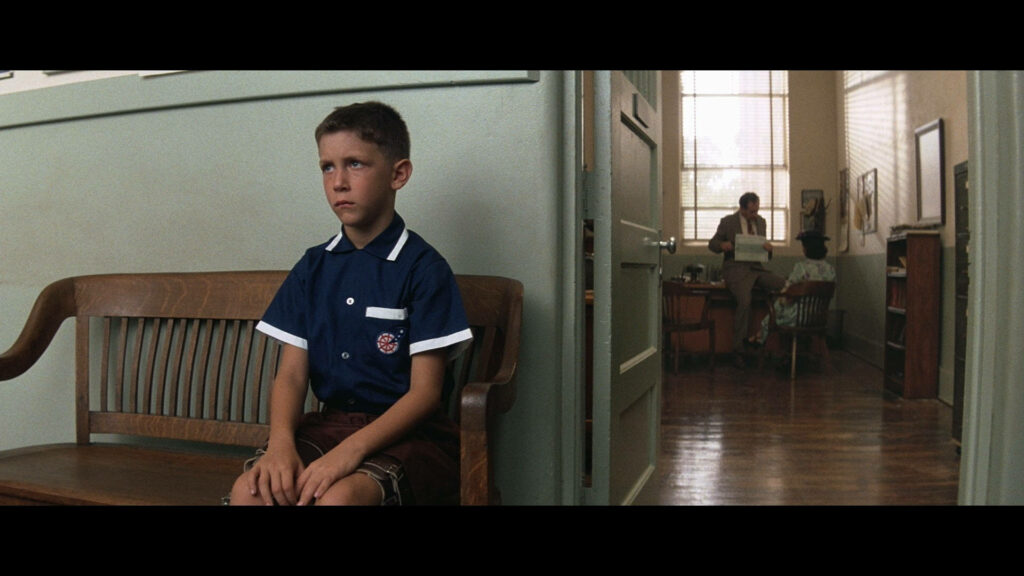 Forrest Gump Wallpaper: Vintage Scene with Young Forrest on Bench