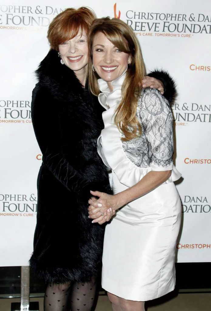 Frances Fisher and Jane Seymour warmly embrace at Christopher and Dana Reeve Foundation event backdrop Wallpaper