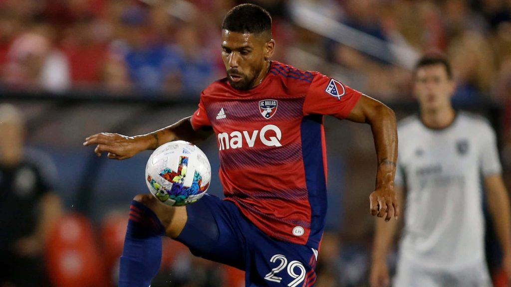 Franco Jara FC Dallas MLS action wallpaper shows elite knee ball control in vibrant team colors