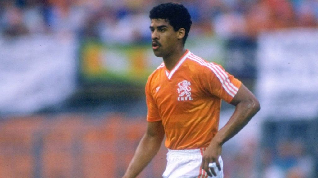 Vintage wallpaper of Frank Rijkaard in iconic Dutch orange jersey with KNVB crest football legend