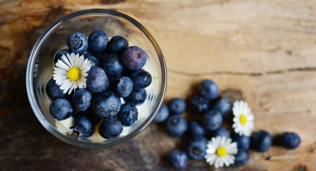 Blueberry Wallpaper: Fresh Berries & Chamomile on Rustic Wood