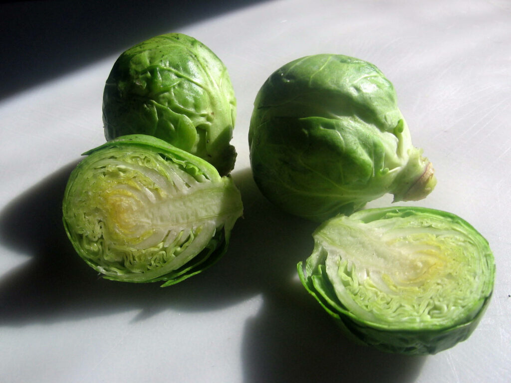 Fresh Brussels Sprouts Close-Up: Green Texture & Pattern Wallpaper