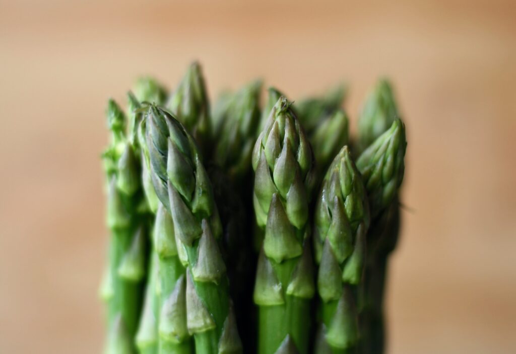 Fresh Green Asparagus Close-Up: Vibrant Texture Wallpaper Background