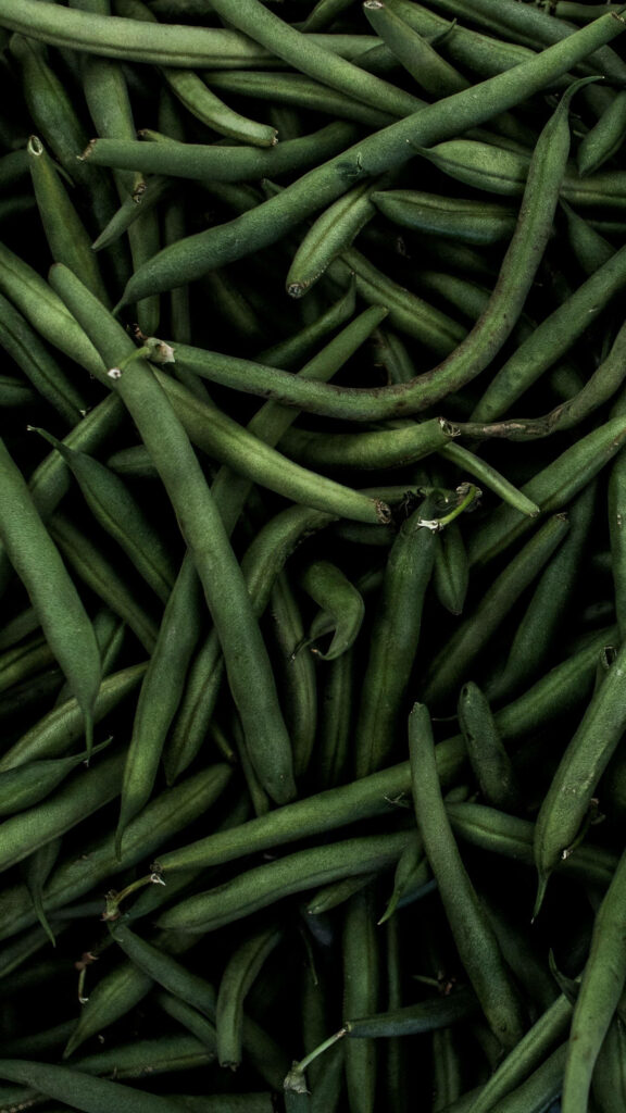 Organic Green Beans Wallpaper: Close-Up Natural Texture Background