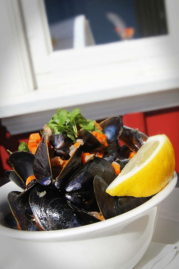 Fresh Mussels with Herbs & Lemon - Culinary Wallpaper Background