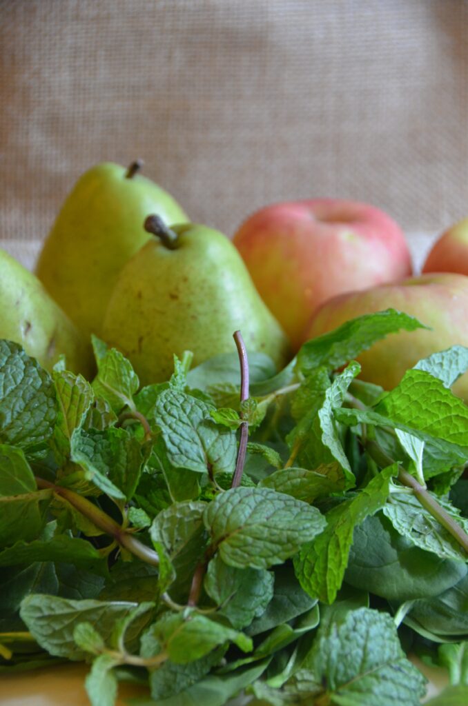 Vibrant Pears & Apples Wallpaper: Rustic, Organic Mint Leaves Design