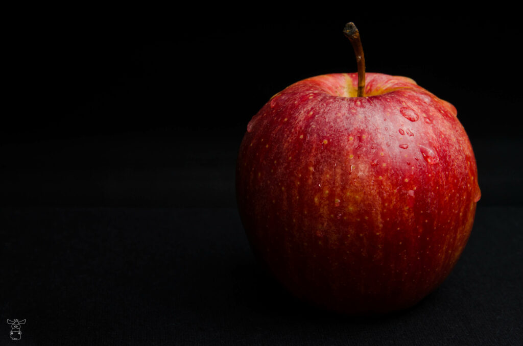 Striking Close-Up of Ripe Red Apple with Water Droplets - Wallpaper