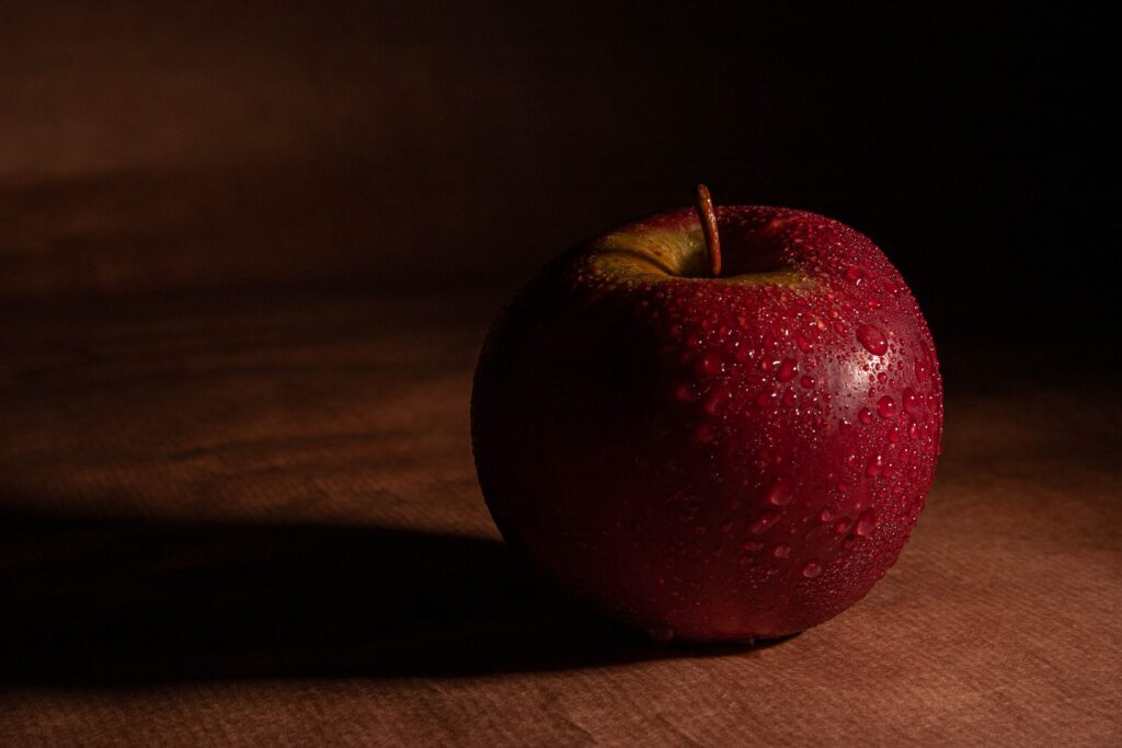 Fresh Red Apple with Water Droplets: Striking Minimalist Wallpaper